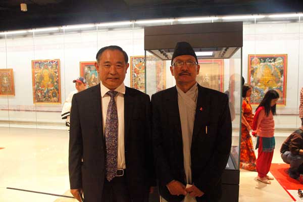 李若弘在尼泊尔唐卡艺术展与尼文化部长会面