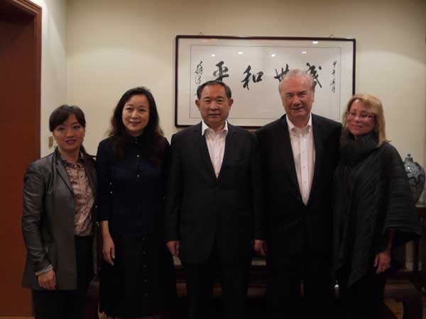 Li Ruohong meets with Berkeley professor and his