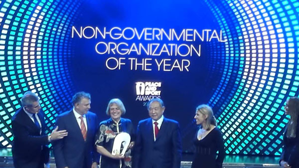 Li Ruohong issues awards for NGO on World Peace&Sports Forum