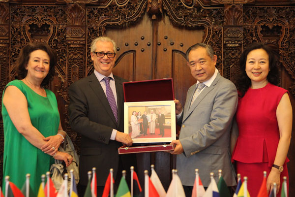 Moroccan Ambassador Presents the Photo of King of Morocco and Li Ruohong to Peace Garden Museum