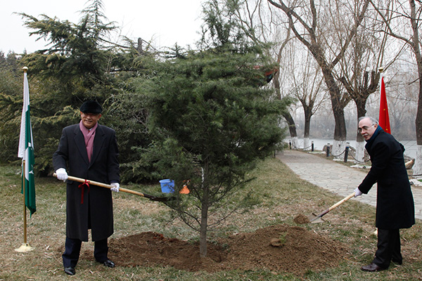 Pakistan Ambassador H.E MASOOD KHALID visits the Beijing International Peace Culture Foundation