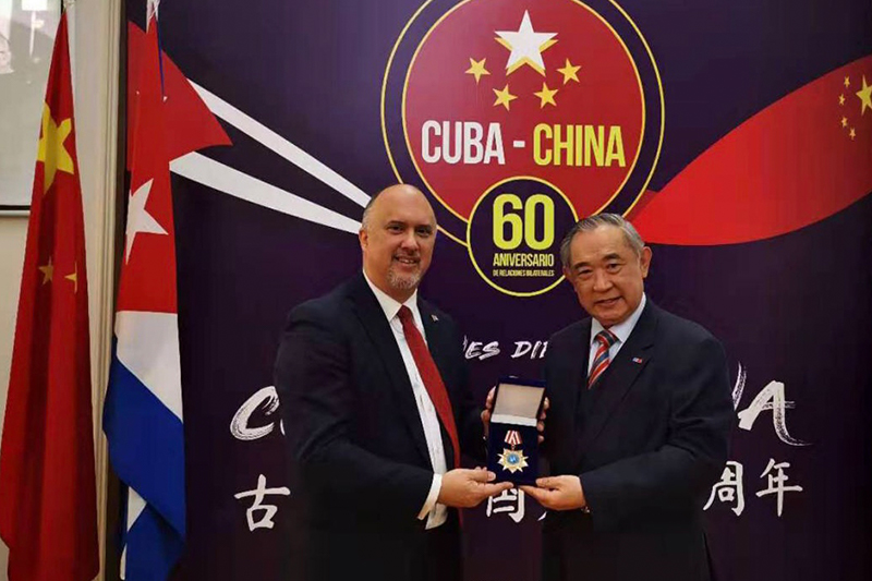 Mr. Li conferred medals to the Ambassador and Minister at the Cuban Embassy