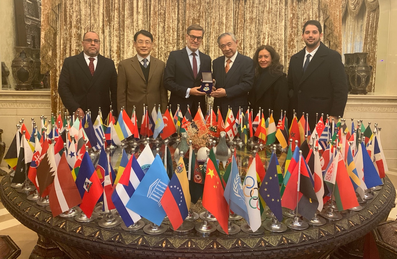 Li Ruohong Met and Presented Award to Venezuelan Ambassador and his Delegation in Peace Garden