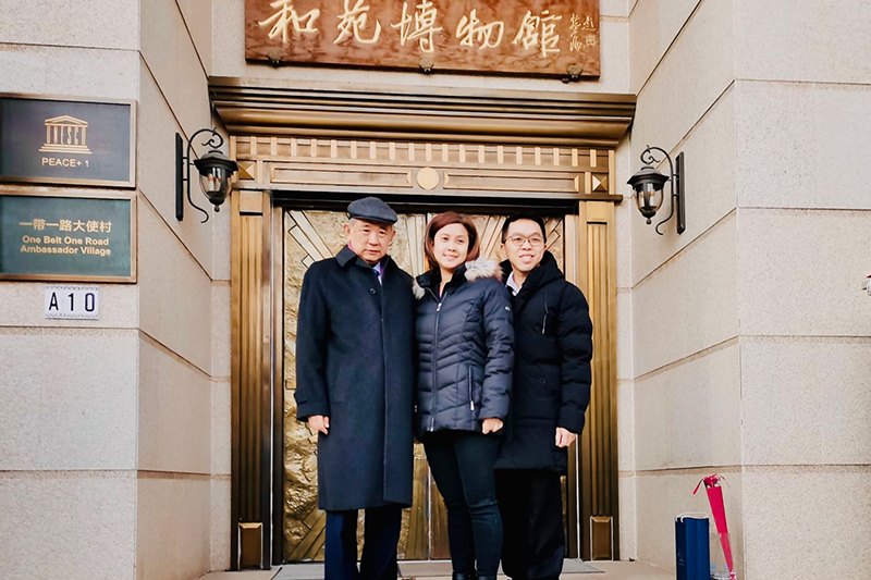 Li Ruohong meets with the defense attache and his wife of Singaporean Embassy in China