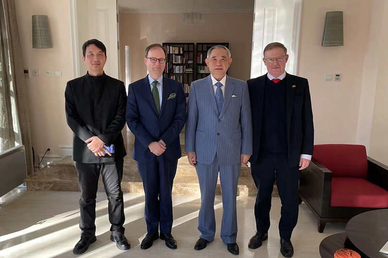李若弘与比利时驻华大使在官邸进行会谈