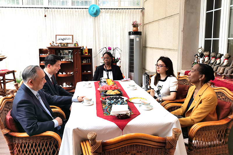 Li Ruohong Meets with the New Ambassador of the Bahamas to China