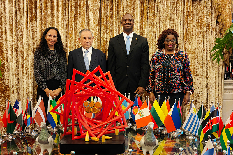 Li Ruohong Meets with Grenada's New Ambassador to China