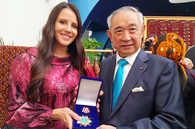 Li Ruohong awarded the Peace Ambassador Medal to the First Lady of Serbia