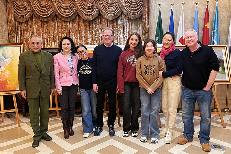 European and American entrepreneurs  have friendly talks in Peace Garden